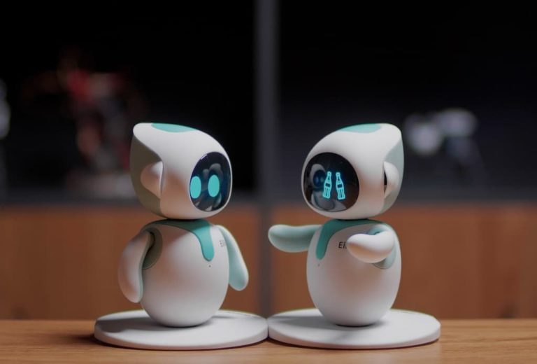 Eilik interaktiver Roboter mit Persönlichkeit und Emotion