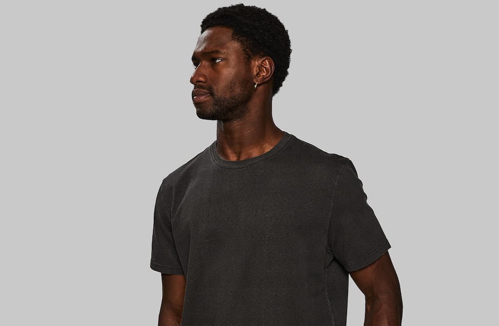 Model mit Hemp and Black Algae T-Shirt