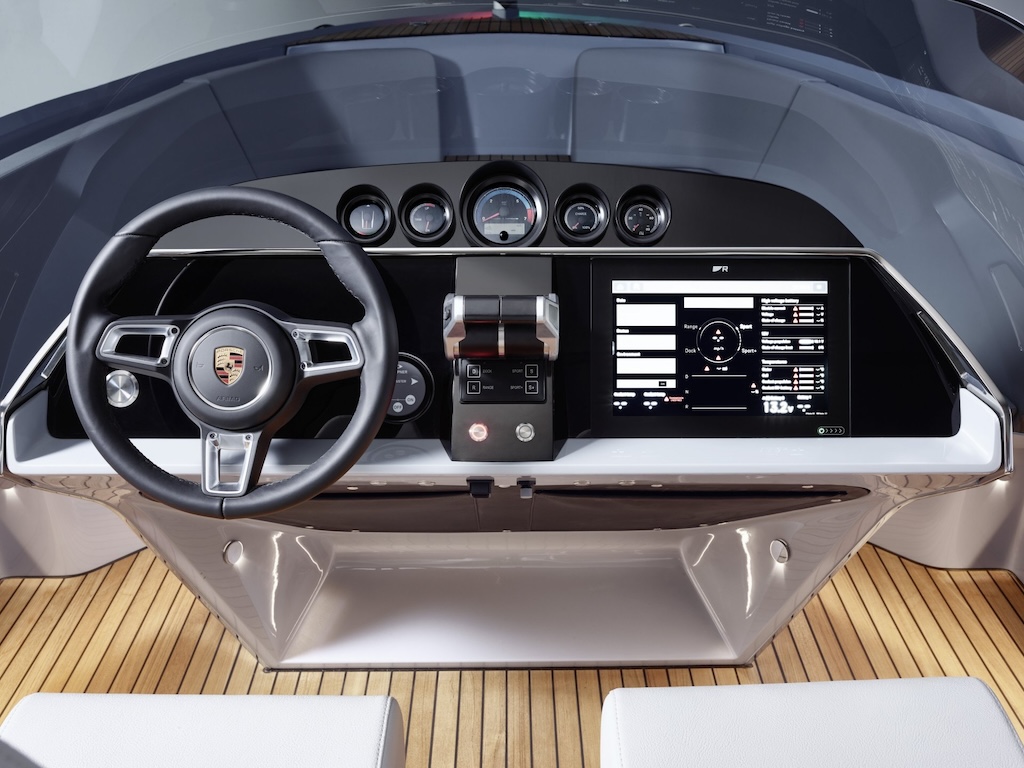 Steuerstand des 850 Fantom Air Elektro-Sportboot von Frauscher und Porsche