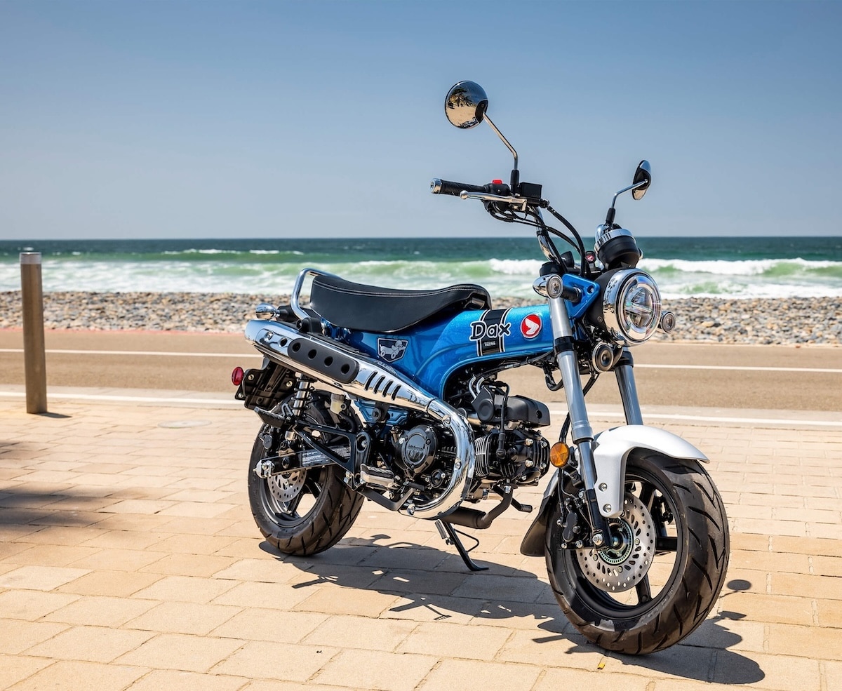 Honda Dax 125 Motorrad in Pearl Glittering Blue