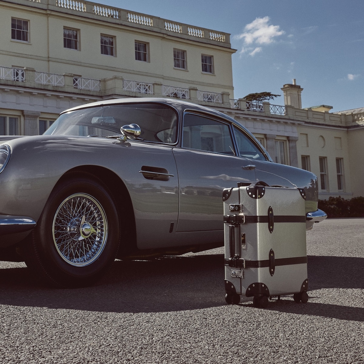 Aston Martin DB5 und der 007 Goldfinger Koffer