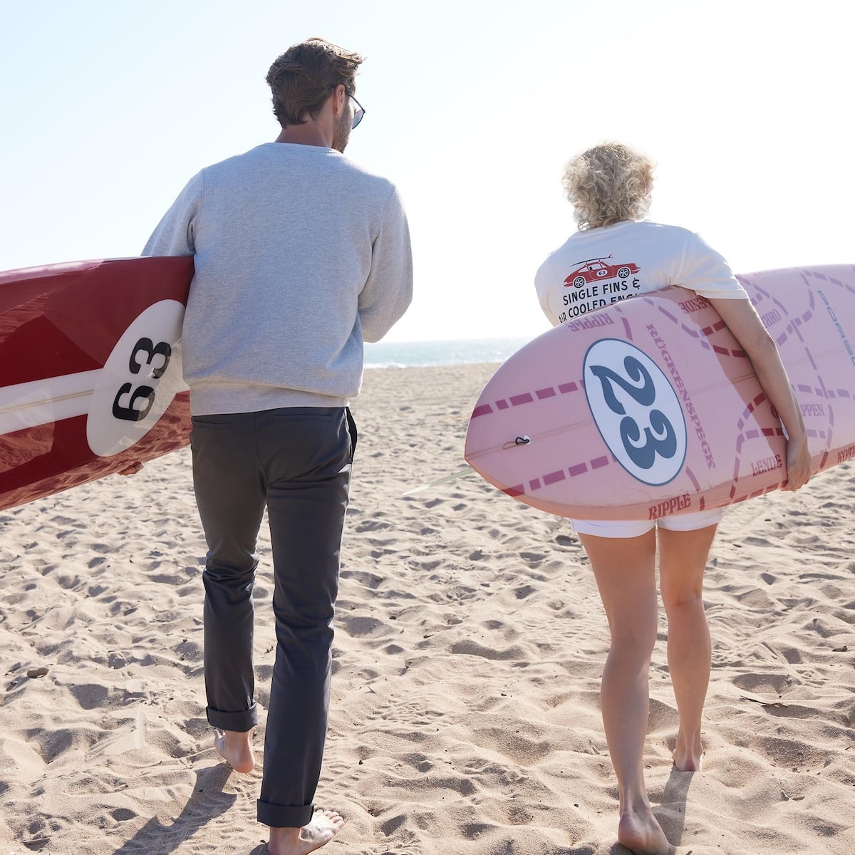 Porsche x Almond Surfboards am Strand