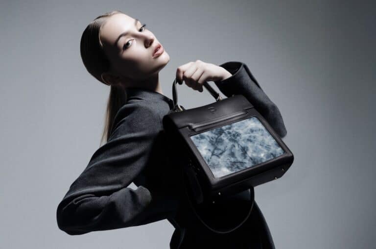 Die Peuty Infinity Handtasche mit OLED Display