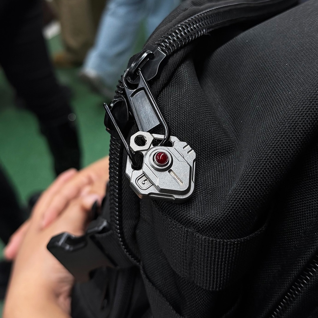 Titaner Trident Schloss am Rucksack