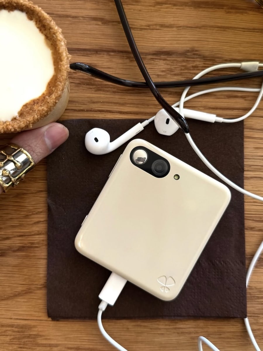 Meadow Phone mit Kopfhörern