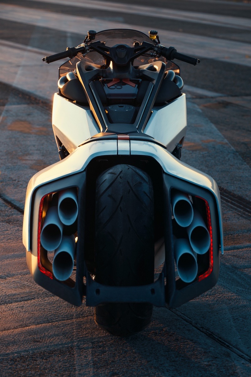 BMW Motorrad Vision K18 K  mit sechs Auspuffendrohre